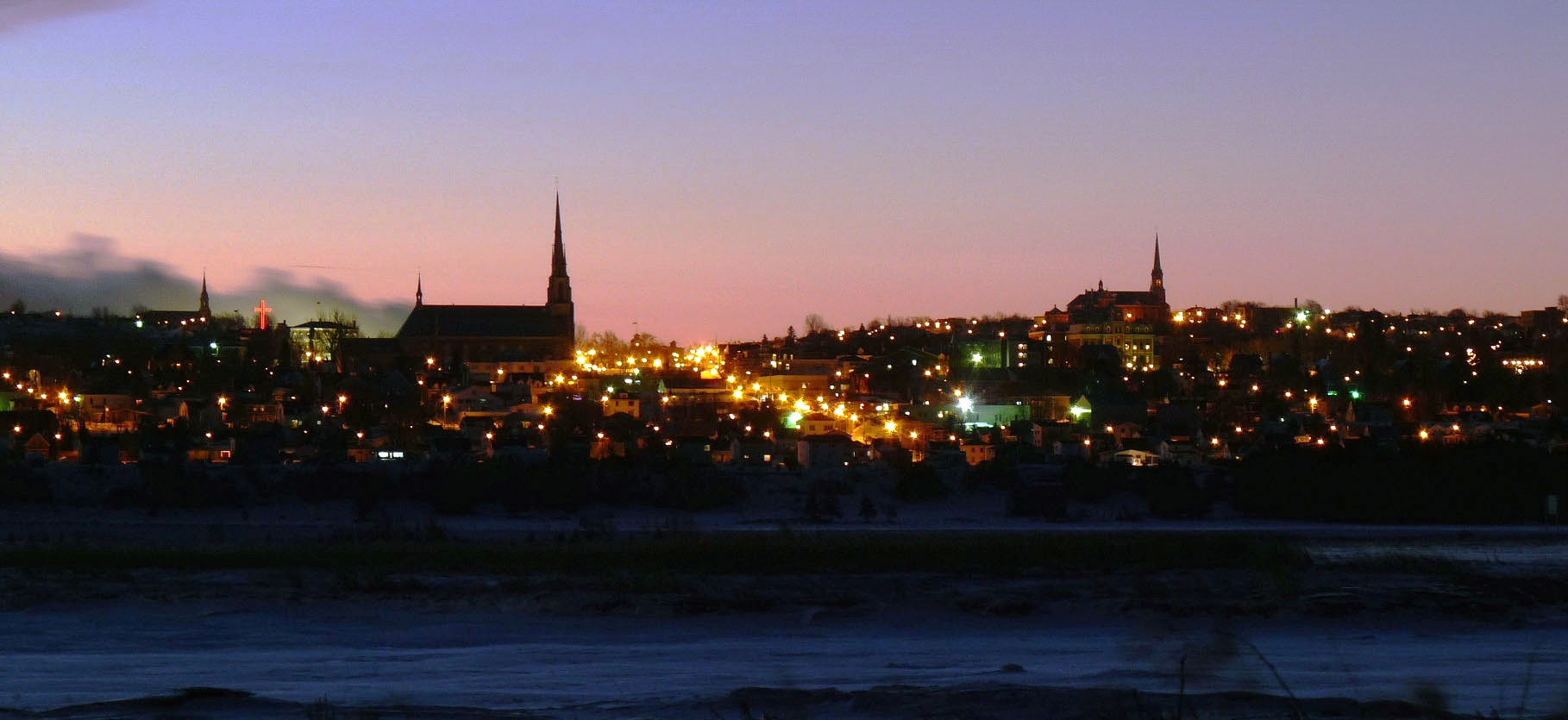 Vue panoramique de Rivière-du-Loup en fin de soirée.